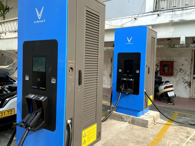 Trạm sạc siêu nhanh 30 cổng của V-Green đi vào hoạt động tại Bến xe Đuôi Cá ảnh 3