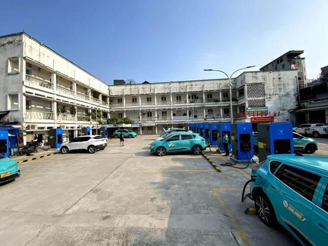 Trạm sạc siêu nhanh 30 cổng của V-Green đi vào hoạt động tại Bến xe Đuôi Cá ảnh 4