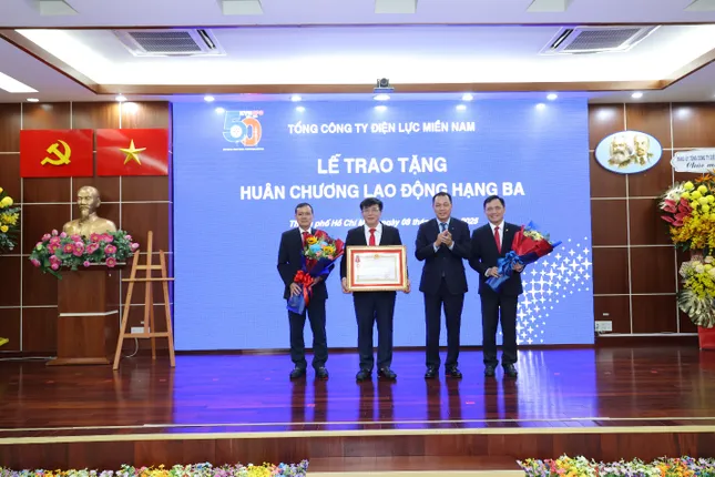 EVNSPC đón nhận Huân chương lao động, hoàn thành nhiệm vụ kép ảnh 1