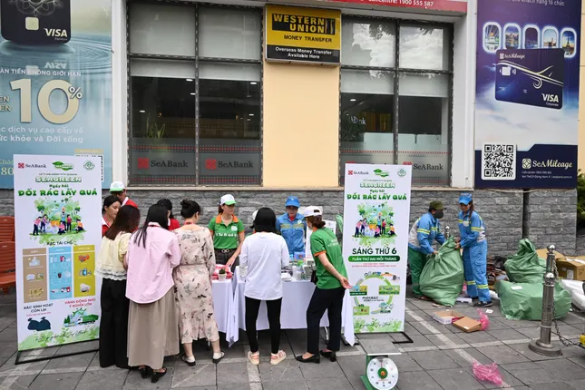 SeABank tổ chức 'Ngày hội đổi rác lấy quà' - Lan tỏa lối sống xanh vì Hà Nội sạch đẹp ảnh 1