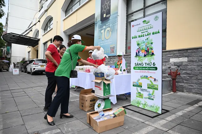 SeABank tổ chức 'Ngày hội đổi rác lấy quà' - Lan tỏa lối sống xanh vì Hà Nội sạch đẹp ảnh 2
