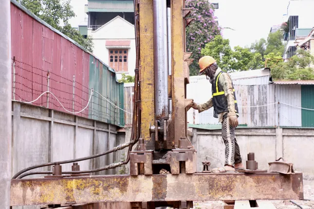 Dự án cao tốc kết hợp đường sắt đô thị V+: Vượt sự cố máy móc, tăng lượng cọc ép ảnh 1