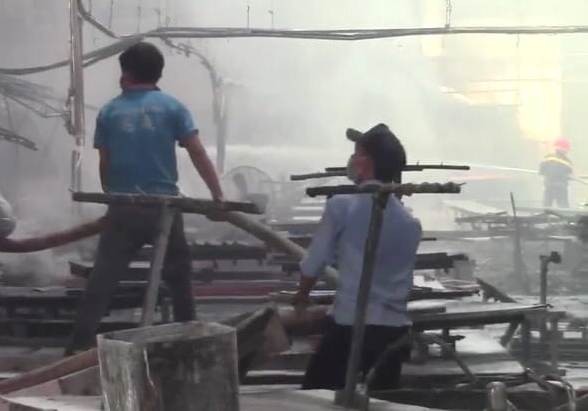 Lại một công ty gỗ ở Bình Dương bị lửa thiêu rụi ảnh 2