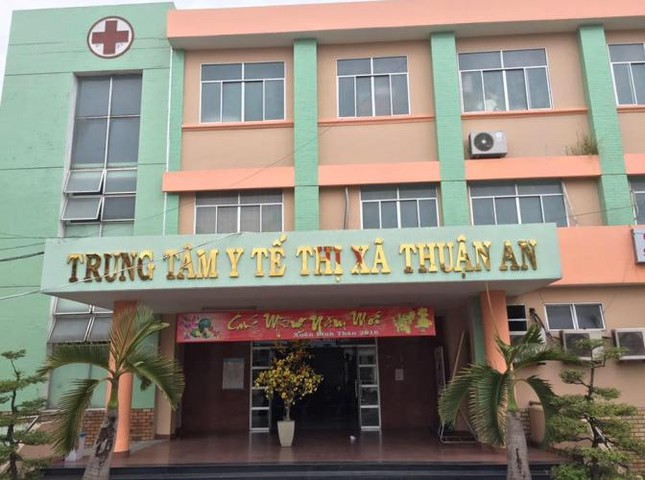 Phát hiện bé gái sơ sinh còn dây rốn trong thùng rác ảnh 1