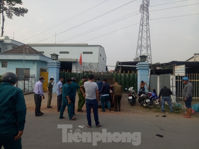 Xịt hơi cay khống chế thanh niên ôm bình gas, dí 2 dao vào cổ đòi tự sát ảnh 3