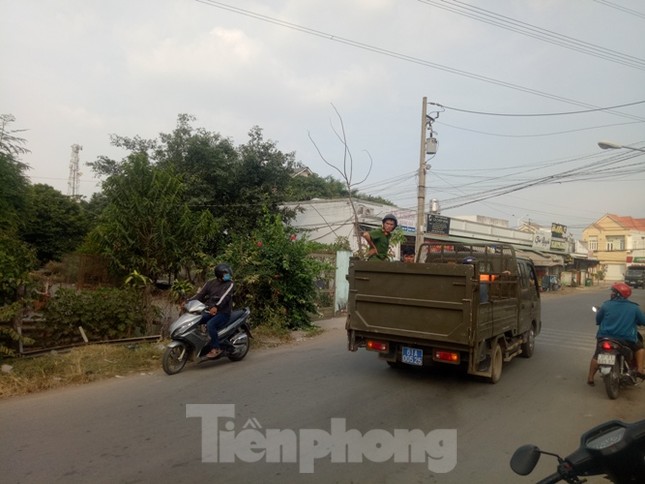 Xịt hơi cay khống chế thanh niên ôm bình gas, dí 2 dao vào cổ đòi tự sát ảnh 4
