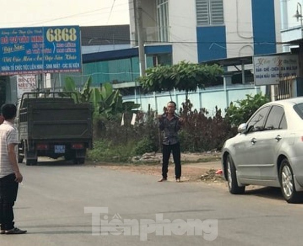Xịt hơi cay khống chế thanh niên ôm bình gas, dí 2 dao vào cổ đòi tự sát ảnh 2