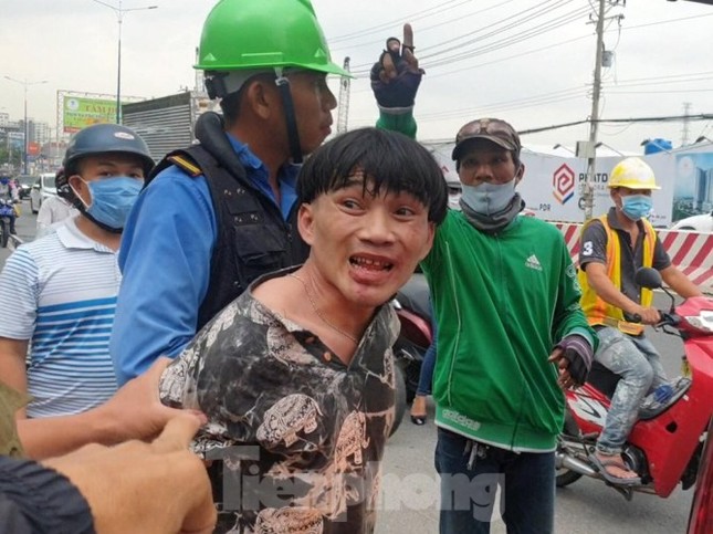 Dân vây bắt thanh niên nghi ngáo đá la hét, tông người đi đường ảnh 3