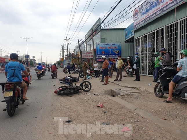 Dân vây bắt thanh niên nghi ngáo đá la hét, tông người đi đường ảnh 1