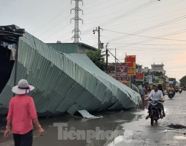 Lốc lớn ở Bình Dương làm tường SVĐ Gò Đậu đổ sập ảnh 6