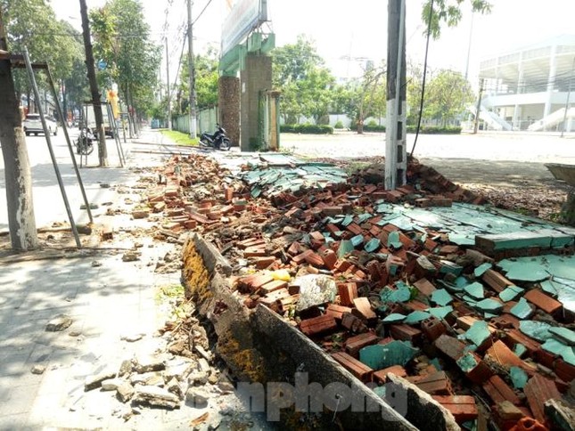 Lốc lớn ở Bình Dương làm tường SVĐ Gò Đậu đổ sập ảnh 3
