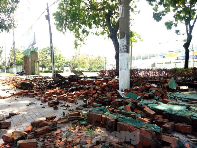 Lốc lớn ở Bình Dương làm tường SVĐ Gò Đậu đổ sập ảnh 1