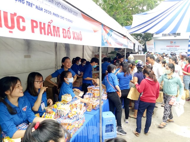 Hàng nghìn công nhân chen chân mua hàng 0 đồng ảnh 5