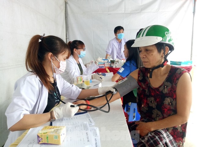 Hàng nghìn công nhân chen chân mua hàng 0 đồng ảnh 9