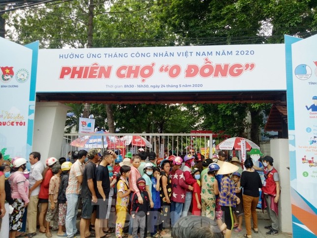 Hàng nghìn công nhân chen chân mua hàng 0 đồng ảnh 1