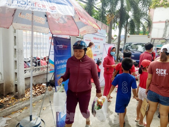 Hàng nghìn công nhân chen chân mua hàng 0 đồng ảnh 10