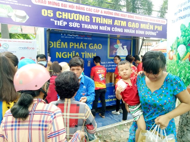 Hàng nghìn công nhân chen chân mua hàng 0 đồng ảnh 4