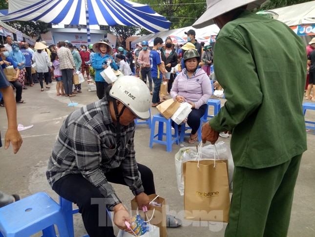 Hàng nghìn công nhân chen chân mua hàng 0 đồng ảnh 8