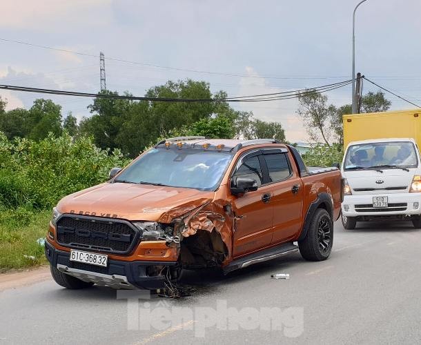 Xe bán tải rụng bánh văng xa hàng chục mét sau tai nạn ảnh 2