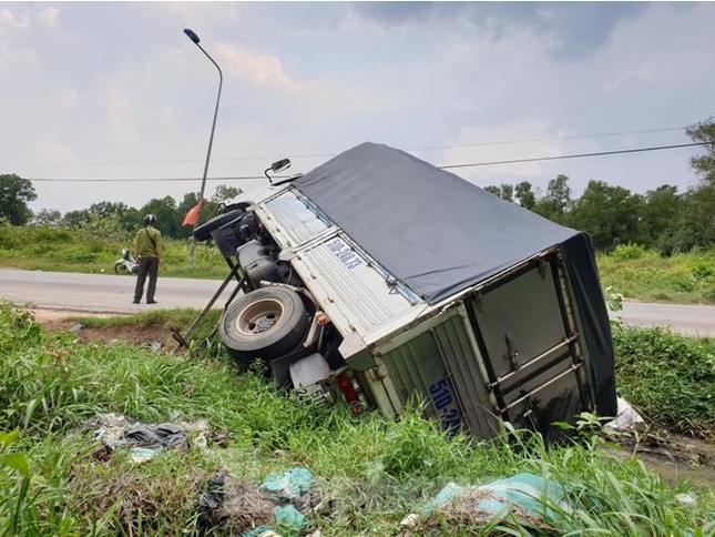 Xe bán tải rụng bánh văng xa hàng chục mét sau tai nạn ảnh 1