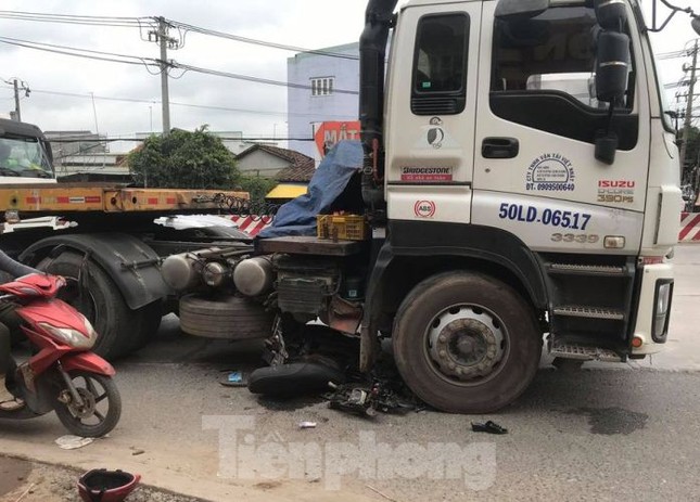 Dùng xe cẩu nâng bánh xe container giải cứu người phụ nữ ảnh 2