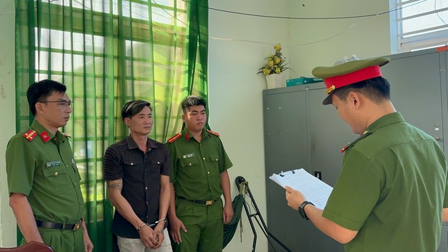 Bắt giam tài xế ô tô chạy lạng lách, gây sự với người đi đường ở Bình Dương ảnh 1