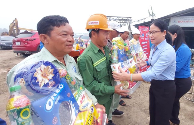 Tặng quà thanh niên công nhân và tình nguyện viên hỗ trợ hoàn thành 3.000 km cao tốc ảnh 2