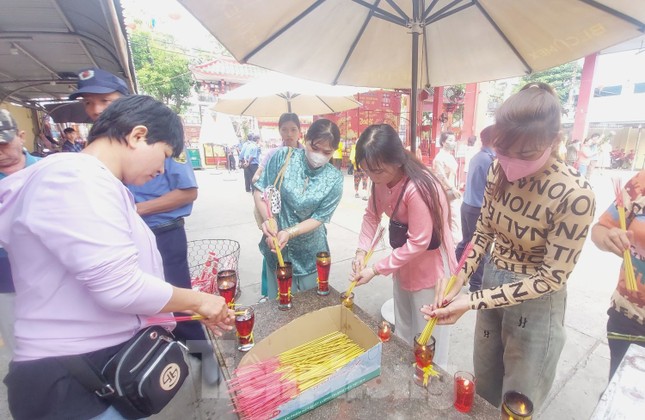 Lễ hội tại chùa trên 100 tuổi ở Bình Dương 'cái gì cũng miễn phí' ảnh 4