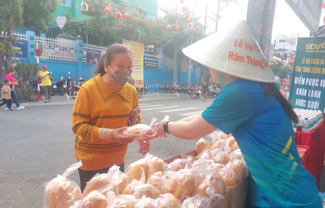 Lễ hội tại chùa trên 100 tuổi ở Bình Dương 'cái gì cũng miễn phí' ảnh 11