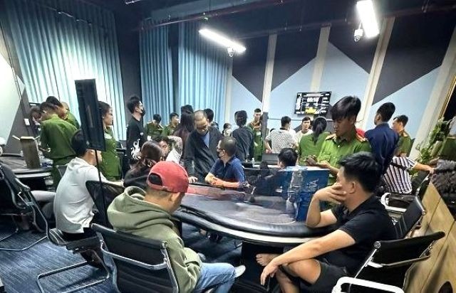 Công an bao vây CLB Poker ở Bình Dương, tạm giữ hàng chục người đánh bạc trá hình ảnh 1