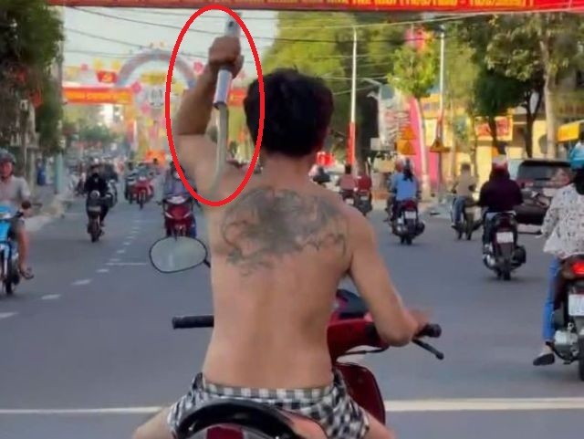 Tin mới nhất vụ người đàn ông chạy xe máy múa rựa trên đường gây náo loạn ảnh 1