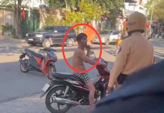 Tin mới nhất vụ người đàn ông chạy xe máy múa rựa trên đường gây náo loạn ảnh 2