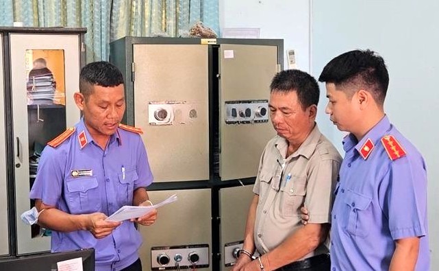 Bắt một cán bộ Chi cục Thi hành án dân sự ảnh 1