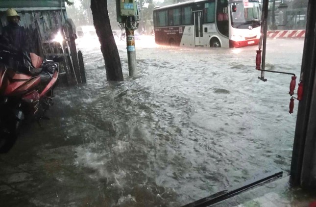 Mưa như trút nước kèm sấm sét ở Bình Dương, nhiều xe &apos;chết đuối’ trên đường ảnh 2