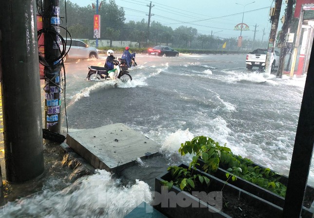 Mưa như trút nước kèm sấm sét ở Bình Dương, nhiều xe &apos;chết đuối’ trên đường ảnh 1