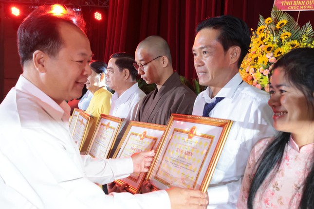 &apos;Hiệp sĩ hút đinh&apos; ở Bình Dương được tuyên dương gương tiêu biểu làm theo lời Bác ảnh 3