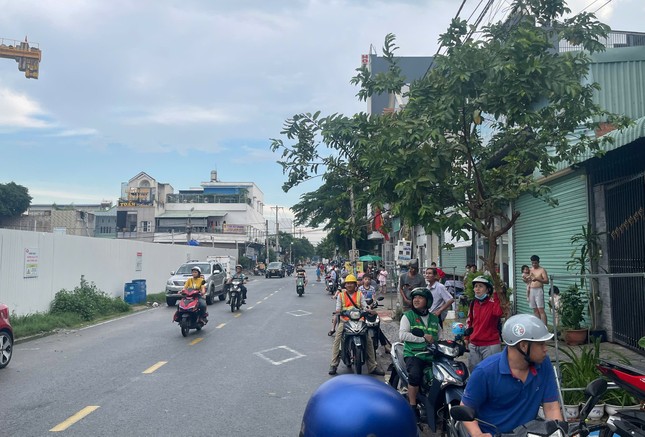 Đang giải cứu thanh niên khỏa thân đứng trên cần cẩu cao hàng chục mét ảnh 2