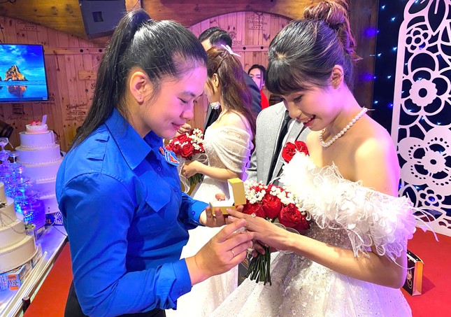 Ấm áp lễ cưới tập thể của 5 đôi thanh niên công nhân lập nghiệp ở Bình Dương ảnh 1
