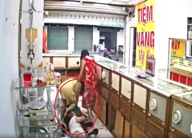 Thực hư video nữ chủ tiệm vàng bị tên cướp đột nhập khống chế ảnh 1