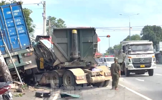 Xe ben và xe đầu kéo lao vào cửa hàng, đè bẹp ô tô ở Bình Dương ảnh 4