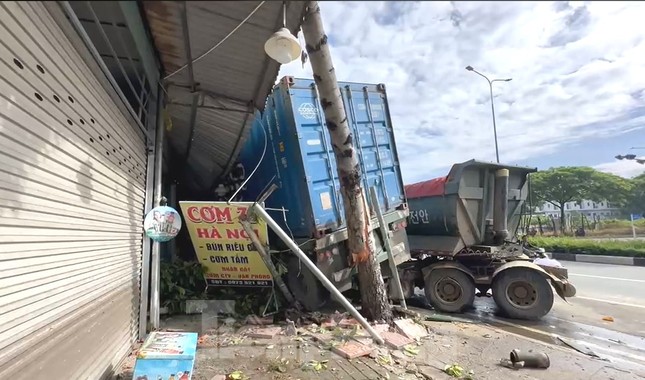 Xe ben và xe đầu kéo lao vào cửa hàng, đè bẹp ô tô ở Bình Dương ảnh 2