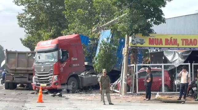 Xe ben và xe đầu kéo lao vào cửa hàng, đè bẹp ô tô ở Bình Dương ảnh 1