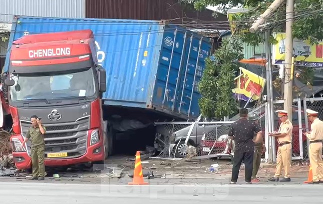 Xe ben và xe đầu kéo lao vào cửa hàng, đè bẹp ô tô ở Bình Dương ảnh 3