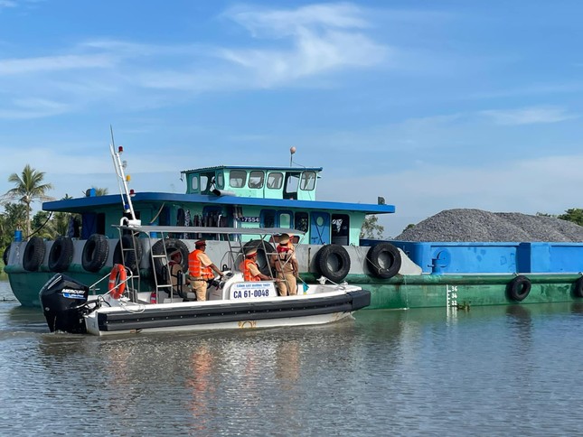 CSGT Bình Dương tổng kiểm soát, xử lý ‘cát tặc’ ảnh 1
