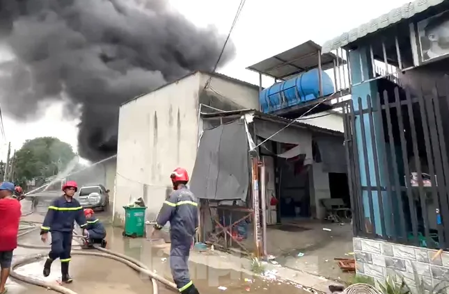 [CLIP] Lửa bao trùm xưởng phế liệu ở Bình Dương ảnh 1