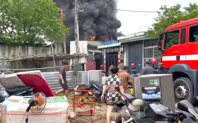 [CLIP] Lửa bao trùm xưởng phế liệu ở Bình Dương ảnh 2