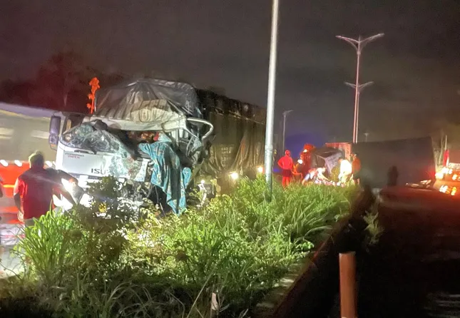 Hiện trường vụ hai xe tải đấu đầu khiến 4 người thương vong ở Bình Dương ảnh 7