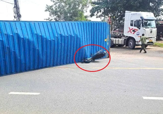 Người đàn ông thoát chết khi xe máy bị thùng container bất ngờ đè bẹp ảnh 3
