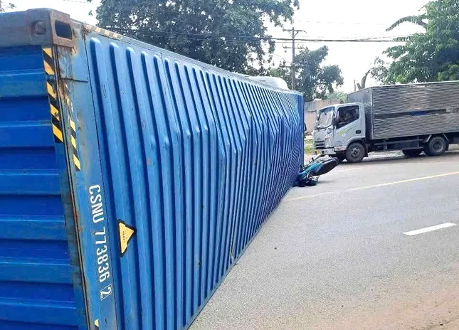 Người đàn ông thoát chết khi xe máy bị thùng container bất ngờ đè bẹp ảnh 2
