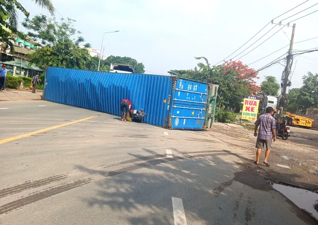 Người đàn ông thoát chết khi xe máy bị thùng container bất ngờ đè bẹp ảnh 1